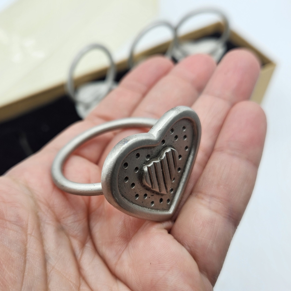 ROBINWOOD Set of 4 Metal Heart Napkin Rings in Pewter Antique Silver Finish - Picture 6 of 8